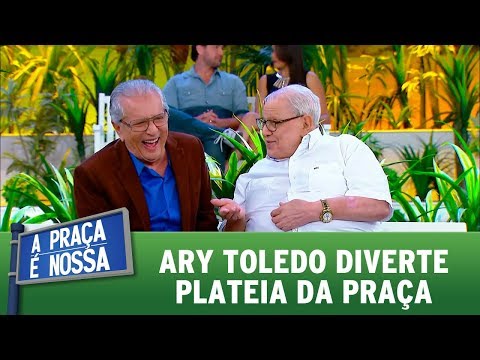 Ary Toledo entertains the audience at Praça | A Praça é Nossa (September 28, 2017)