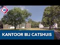 Bewoners tegen het tijdelijke kantoorgebouw in de tuin bij het Catshuis