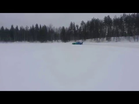 James Deane im 700 PS starken Nissan Silvia S14 quer über Eis und Schnee