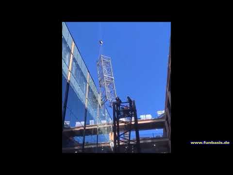 Kranführer zerstört Haus