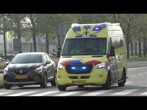 Ambulance 13-151 en Ambulance 13-101 met spoed naar 2 verschillende meldingen in Amsterdam