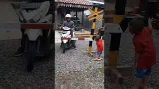 Download lagu Motorcyclist Hits Barrier #shorts mp3