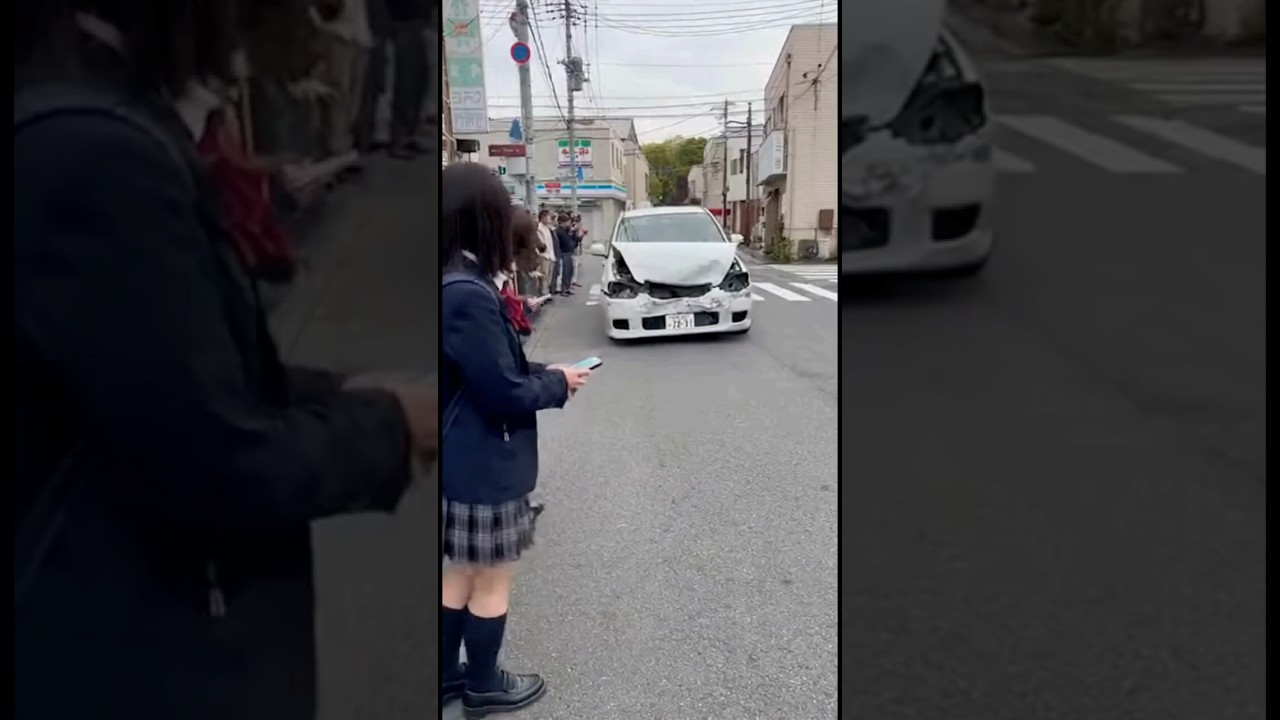 ボッコボコの車が走っていきます