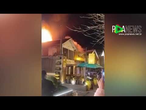 Incêndio atinge prédio comercial na Borges de Medeiros e destrói lojas no centro de Gramado