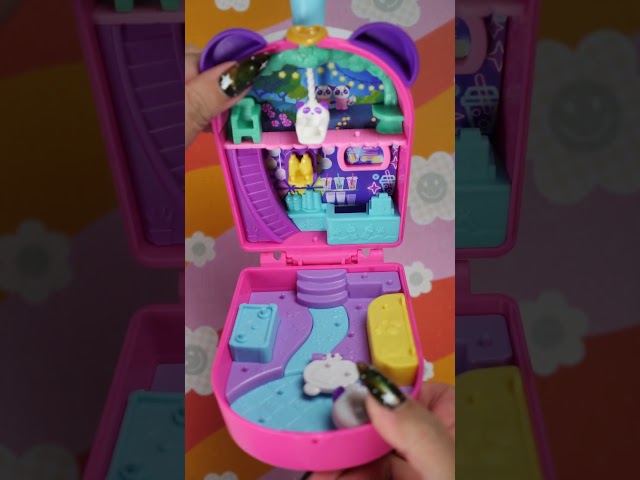 Vídeo relacionado con Polly Pocket Bubble Tea Panda, Cofre con Set de Juego con Forma de Tienda de té de Burbujas para Mini muñecas, Incluye 2 Figuras y 12 Accesorios, Juguete Regalo para niños y niñas +4 años, HWN95