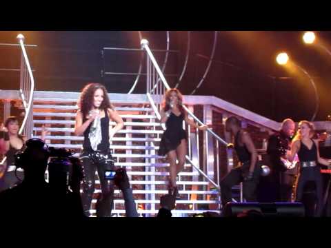 ALICIA KEYS & BEYONCE - Put It In A Love Song - Madison Square Garden - 03/17/10