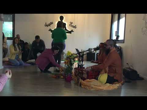 Hanuman Chalisa com puja no aniversário da shala So Ham.