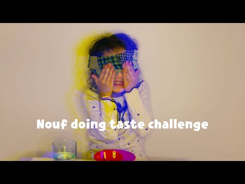 Nouf doing taste challenge | نوف تحاول تعرف الفواكه من حاسة التذوق 🍓🍇🍊