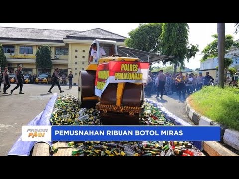 POLRES PEKALONGAN MUSNAHKAN RIBUAN BOTOL MIRAS JELANG NATARU