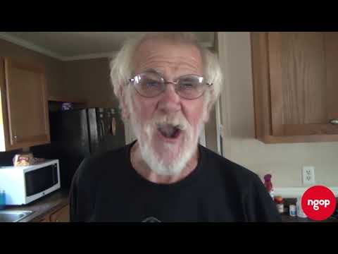 Gjyshit iu ça hunda për cigare | NGOP.TV