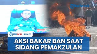 Momen Massa Lakukan Aksi Bakar Ban saat Sidang Pemakzulan Bupati Sudewo Berlangsung