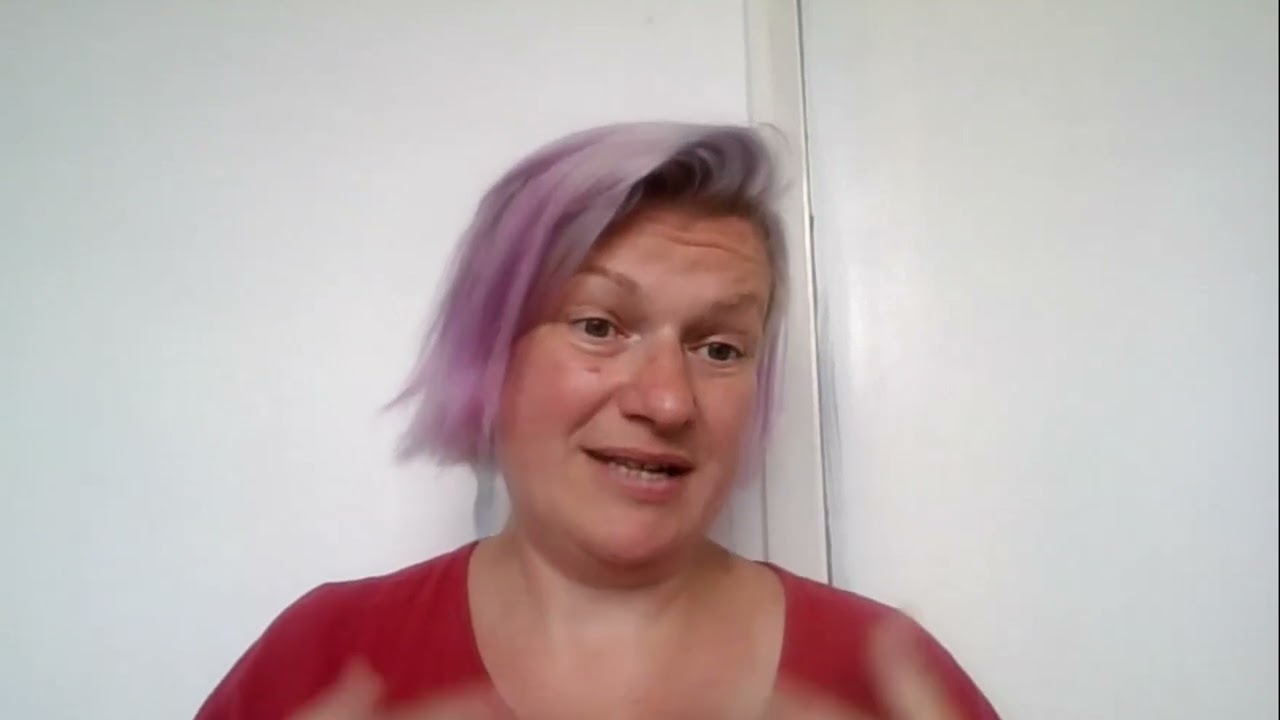 Why are students allowed to pick the thematic context for the picture description and conversation 2 weeks in advance of the speaking window? 