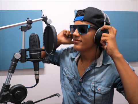 MC Osmar olha o kit lançamento 2015