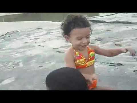 Ana sofia morales en la playa