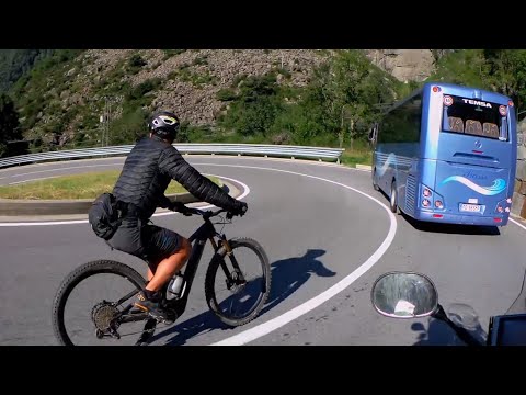 Ups - Szenen einer Motorradtour in den Alpen