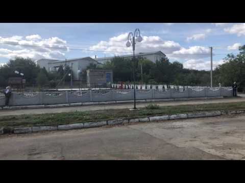 Klöstitz, Bessarabien: Uwe Walter erklärt die Lage des Bauernhofs der Grosseltern