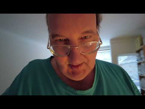 MongoTV_7991 - SPISER 2 RUGBRØD MED LEVERPOSTEJ OG DRUEAGURKER OG ORDNER PÅLÆG I FRYSER