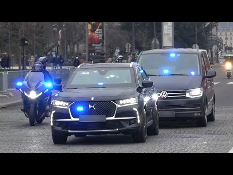 Ministre en approche au Palais de l'Elysée : Les motocyclistes frayent un passage.
