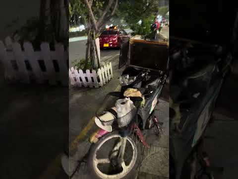 Fire on a motorbike 🤯Crazy Banh Bao vendor in Vietnam. 🇻🇳 #streetfood #vietnam #travel #bánhbao