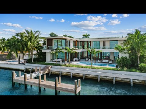Beautiful New Construction Modern Waterfront Home | 1061 N Venetian Dr. Miami, FL