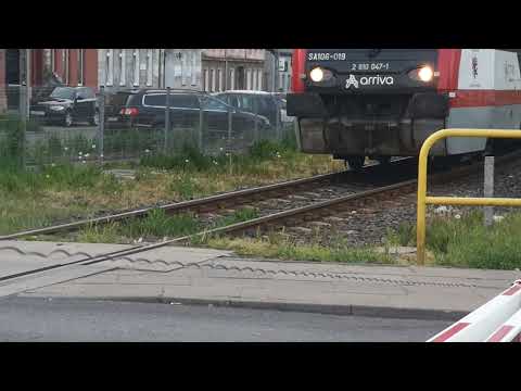 pijany debil blokuje pociąg