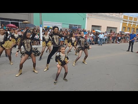 A garotinha deu um show na fanfarra da escola Benjamin Maranhão