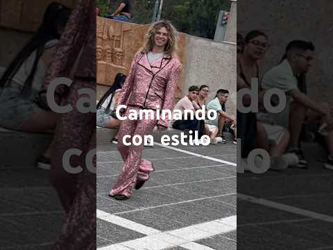 Mucho glamour desfilando por las calles de Córdoba. A L V A R I T O “Galaxia Dance Show”