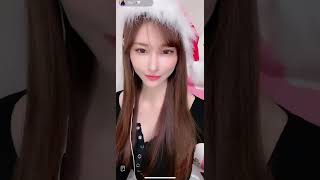 キレイ系巨乳ライバーTikTok配信　サンタコス　谷間チラ