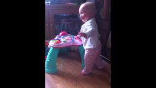 Малышка испугалась чиха - Видео онлайн