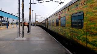 preview picture of video 'Yesvantpur-Howrah Duronto Express entering Renigunta Junction'