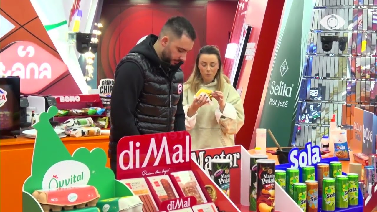 Se na panë…/ Keijsi dhe Ina shkëmbejnë puthje fshehurazi banorëve