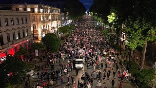 Miles de personas protestan en Tiflis mientras Georgia celebra su independencia con actos pro UE