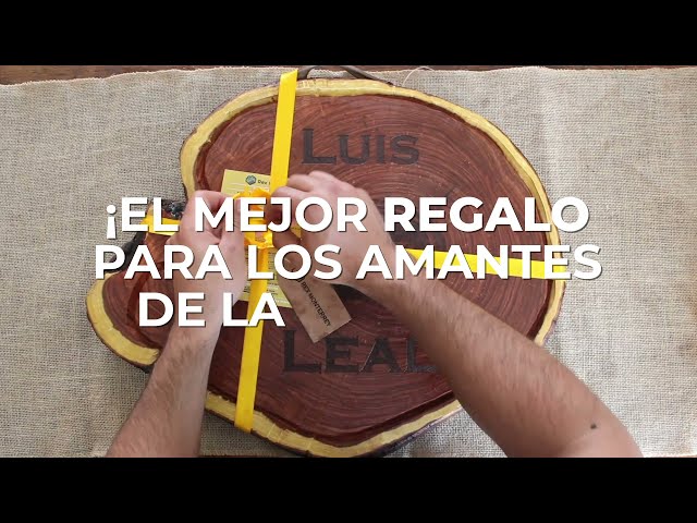 Vídeo relacionado con Transparent Gift Tabla de Cortar Personalizada con Nombre Cocinando. Tablas para Corte. Tablas de Madera. Tablas de Cortar Encimera de Cocina. Regalos para Padres y Madres. Regalos Cumpleaños, Navidad