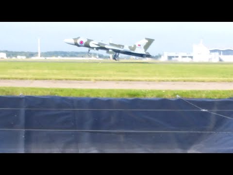 Vulcan XH558 departing Doncaster 2nd Oct 2015