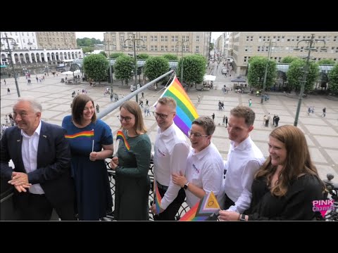 43. CSD Hamburg 2023 - Hissen der Regenbogenfahne am Hamburger Rathaus