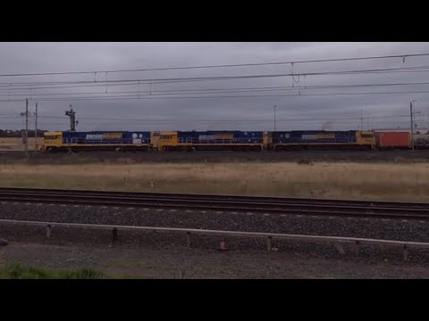 1MP2 and AM8 Crossing at Laverton - 21/2/21