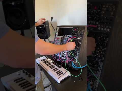 Getting the theremin module involved in this one #modularsynth #eurorack #synthesizer