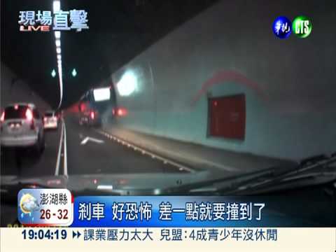顧聊天險撞前車 急換車道害撞牆