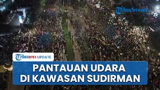 Pantauan Udara Kawasan Sudirman, Massa Aksi Demo Masih Bertahan hingga Aparat Bentuk Barikade