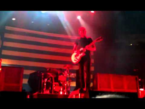 Tim McIlrath throwing a guitar pic