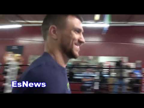 (DAMNNN)  VASYL LOMACHENKO DESTROYING THE HEAVYBAG Full Workout EsNews Boxing