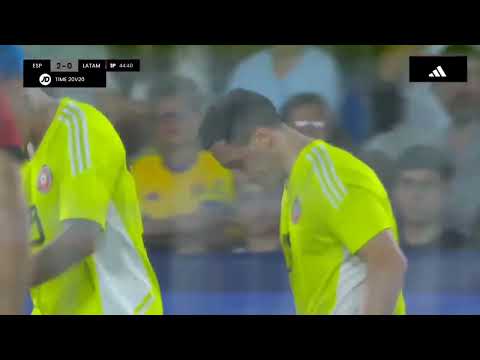 Momo tirando un corner