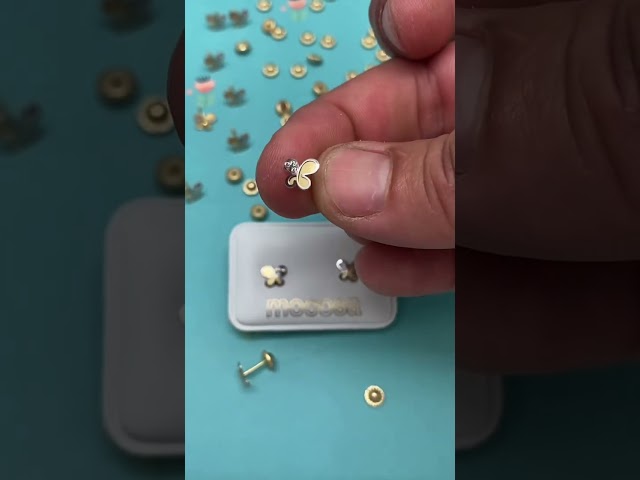 Vídeo relacionado con 1 Par de Pendientes de Acero Inoxidable con Colgantes de Pluma de Dragón Plateados - Estilo Vintage, Exquisita Confección - Un Regalo Ideal para Hombres y Mujeres