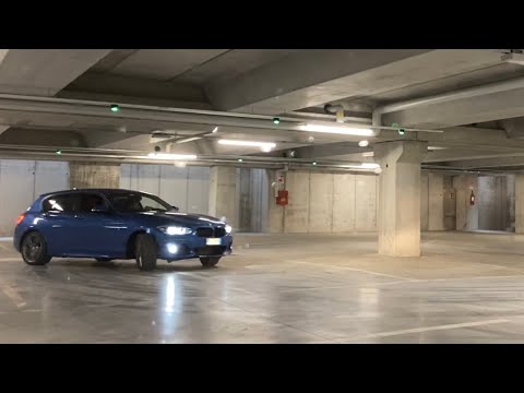 BMW Serie 1 F20 LCI (114d) doing drift/donuts