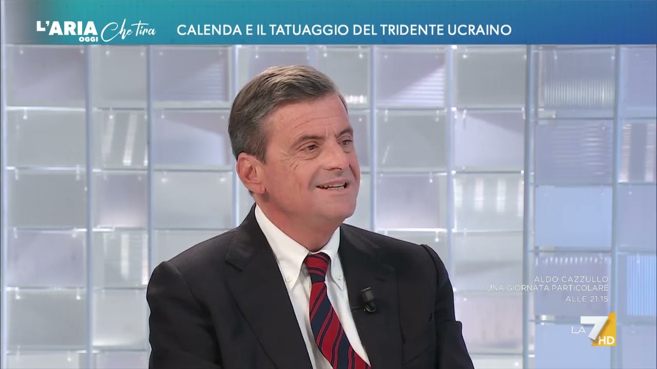 Carlo Calenda mostra con orgoglio il tatuaggio: "Simbolo dell'Ucraina anche se un po' ...