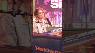 Cantando una versión acústica de mi nueva canción Paloma, en SiriusXM Front Row en Miami.