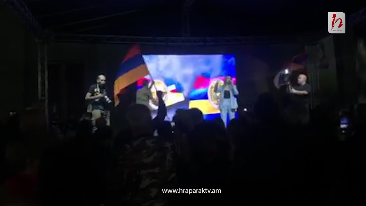 Նունե Եսայանը Ազատության հրապարակում է