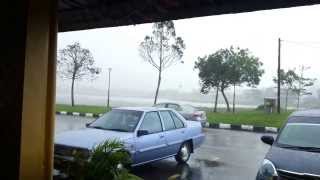 preview picture of video 'Ribut melanda Serdang 14/11/2013'