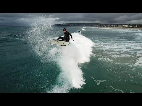 A szörfösök szép hullámokat szereznek a Mission Beachen