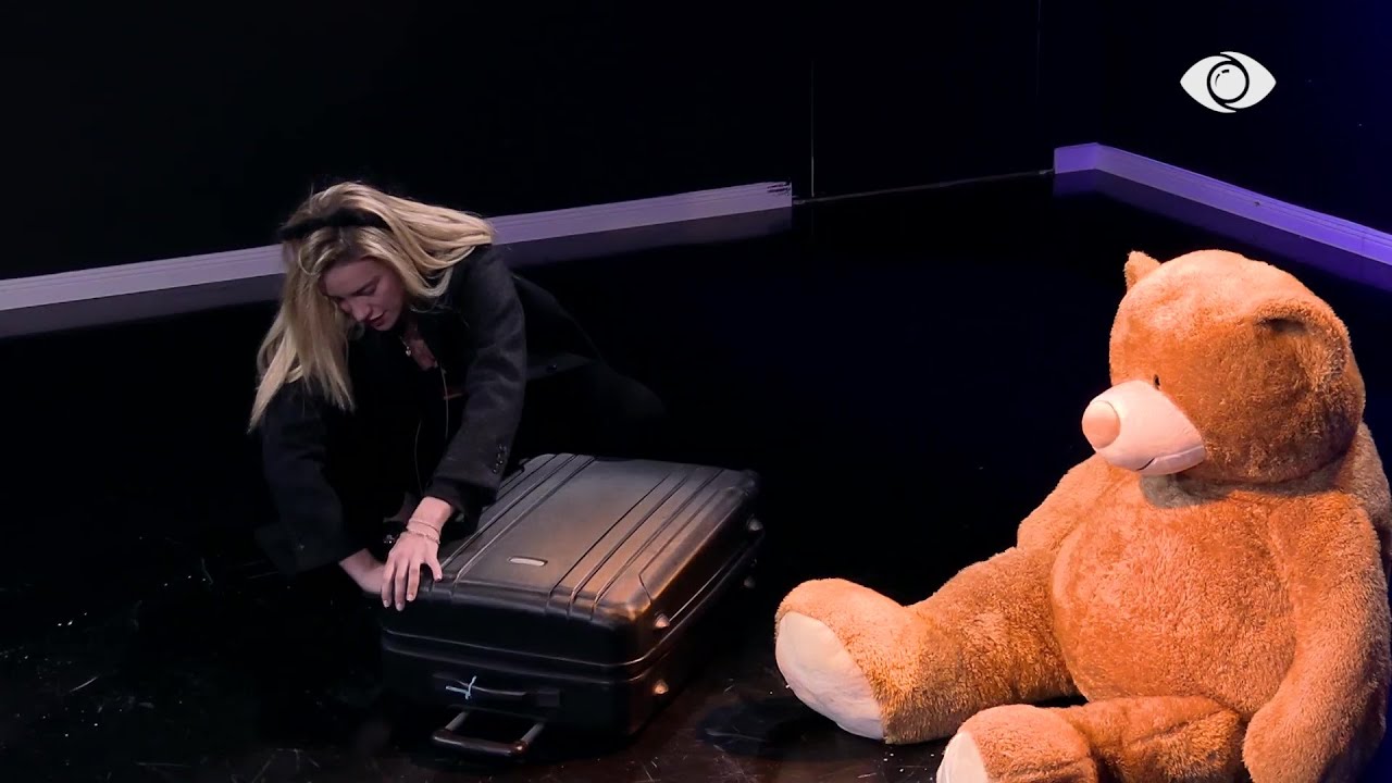 Heidi merr valixhen, përpiqet të fshehë arushin brenda saj